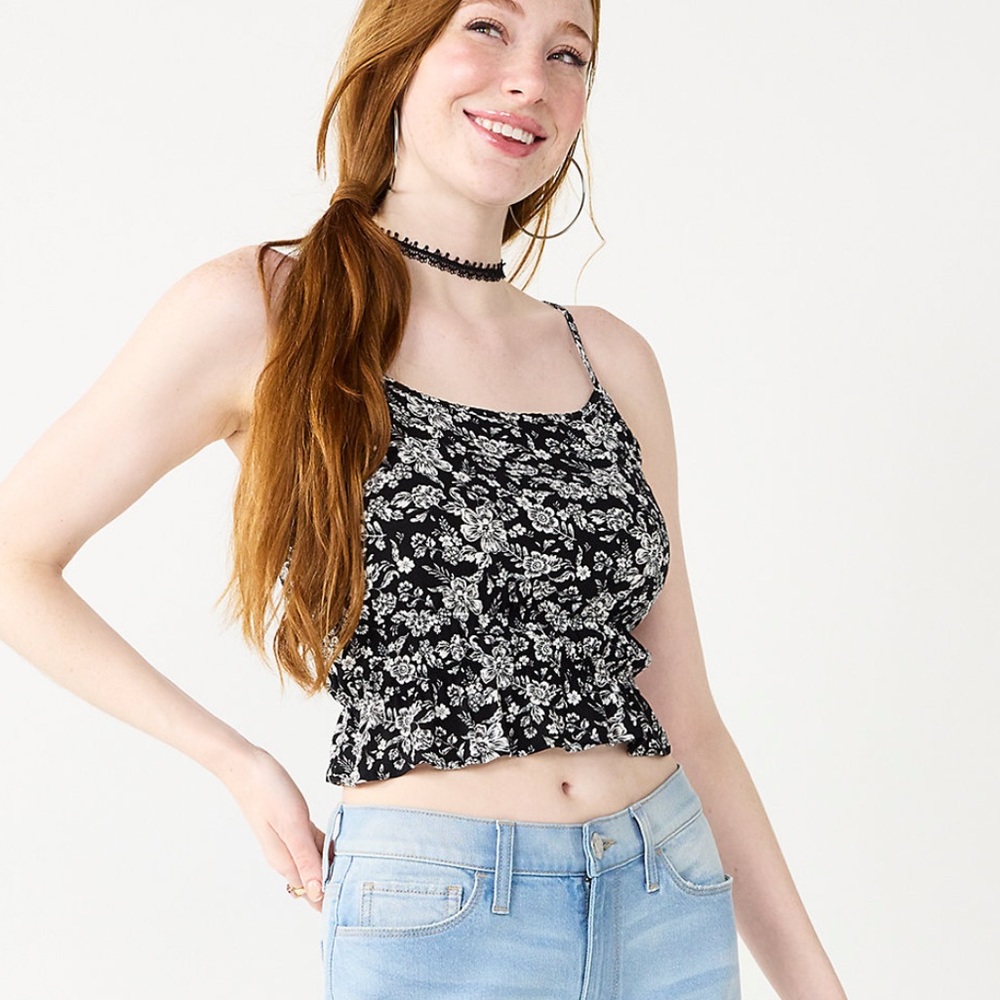 New Juniors' SO® Cropped Cinch Waist
Tank Top